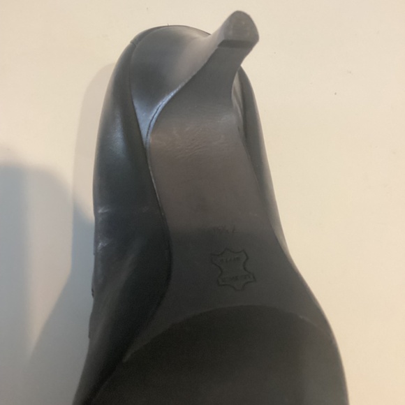 Tory Burch Romy Patent Cap Toe Bow Logo Heels Black Ruffle Size 7.5 M - Picture 9 of 12